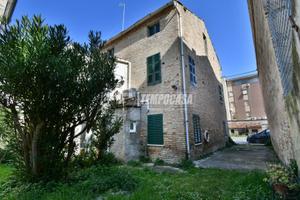 CASA SINGOLA CON AMPIO GIARDINO