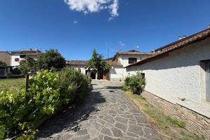 Casa indipendente di 263 m² con 3 locali e box aut
