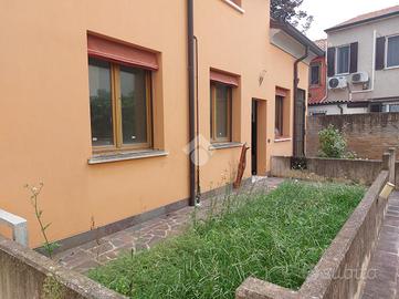 2 LOCALI A FERRARA