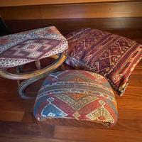 Sgabelli e Cuscino rivestiti di tessuto persiano