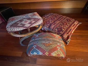 Sgabelli e Cuscino rivestiti di tessuto persiano