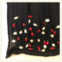 Sciarpa nera in chiffon con roselline e perline