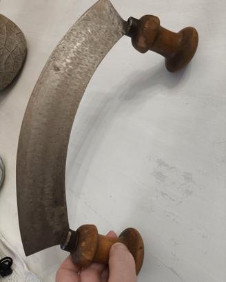Antica mezzaluna da cucina in ferro e legno 
