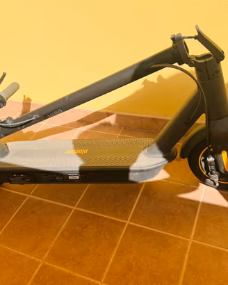 🛴 Monopattino Elettrico Ninebot by Segway