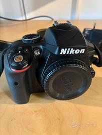 Nikon D3300 con obiettivo, cavi e Borsa