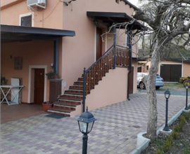 Casa di campagna con terreno più magazzini