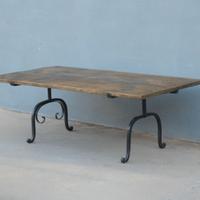 Tavolino da salotto base in ferro e top in abete