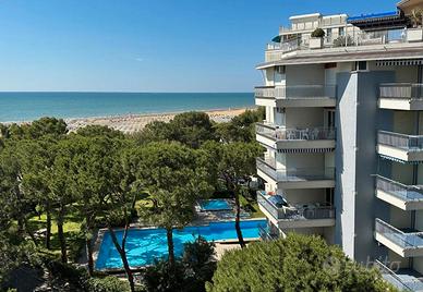 Appartamento con terrazza vista mare e piscina