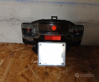 faro posteriore + porta targa booster ng