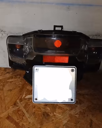 faro posteriore + porta targa booster ng