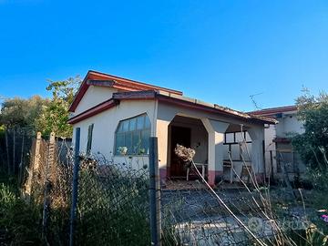 Villetta da RISTRUTTURARE con terreno agri