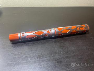 Penna stilografica arancione-argento