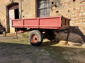 Rimorchio agricolo ribaltabile robusto funzionante
