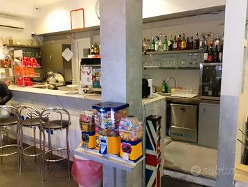 Bar tutto arredato