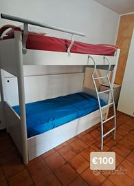 Letto a castello robusto con scaletta