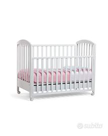 lettino con barriere neonati