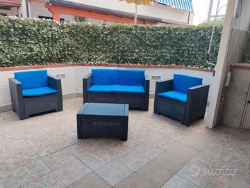 tavolo e sedie più set da giardino