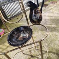 toilette da camera con bacile specchio e brocca 