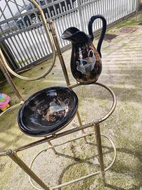 toilette da camera con bacile specchio e brocca 