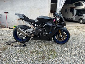 Yamaha R1M 2019 allestita pista 