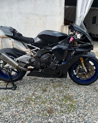 Yamaha R1M 2019 allestita pista 