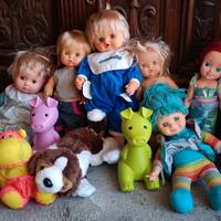 Gruppo di 10 bambole e peluche