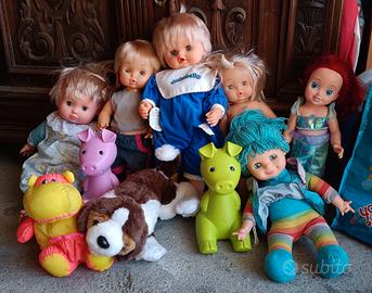 Gruppo di 10 bambole e peluche