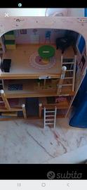 Casa delle bambole in legno con piccoli mobiletti