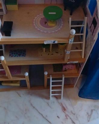 Casa delle bambole in legno con piccoli mobiletti