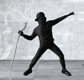 Decorazione arte statua banksy lanciatore di fiori