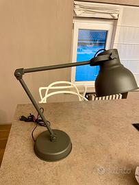 Lampada da scrivania IKEA HEKTAR con ricarica USB
