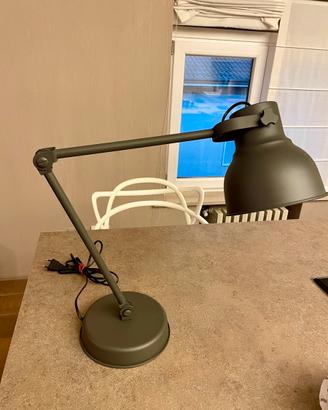 Lampada da scrivania IKEA HEKTAR con ricarica USB
