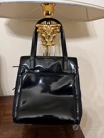 Elegnate borsa a mano in pelle lucida nera