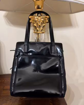 Elegnate borsa a mano in pelle lucida nera