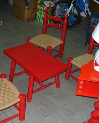 Tavolini, sedie e lampada originali