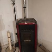stufa a pellet rossa e nera