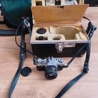 Fotocamera Canon AE1 e borsa reporter vintage