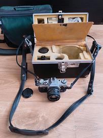 Fotocamera Canon AE1 e borsa reporter vintage