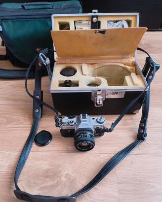 Fotocamera Canon AE1 e borsa reporter vintage