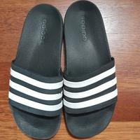 ciabatte dell'Adidas