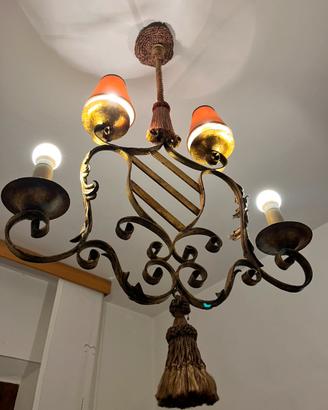 Lampadario spagnolo antico dorato.