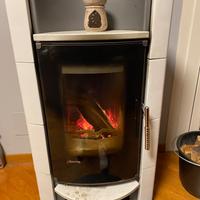 Stufa a legna in ceramica bianca