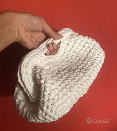 Clutch bag bianca fatta a mano all’uncinetto
