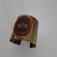 Bracciale alla schiava, dorato e decoro colorato 