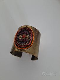 Bracciale alla schiava, dorato e decoro colorato 