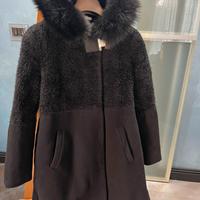 Cappotto Manuela Conti nero cappuccio in pelliccia