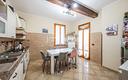 5locali-di-ampie-metrature-al-primo-piano-con-ampi