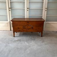Piccola cassapanca rustica in legno dolce