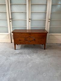 Piccola cassapanca rustica in legno dolce