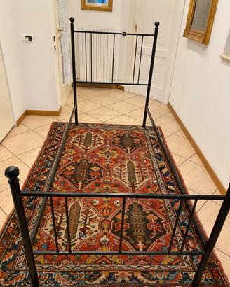 Letto singolo con struttura in metallo